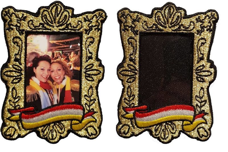 Mèskes embleem, écht Oeteldonks fotolijstje.