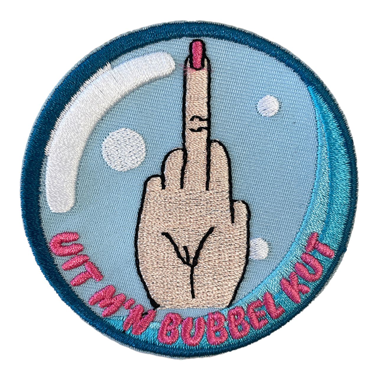 Uit m'n bubbel K.T. dit embleem beschikt over een strijk laag maar wij raden altijd aan deze vast te stikken. Bekijk op Feestthemawinkel.nl